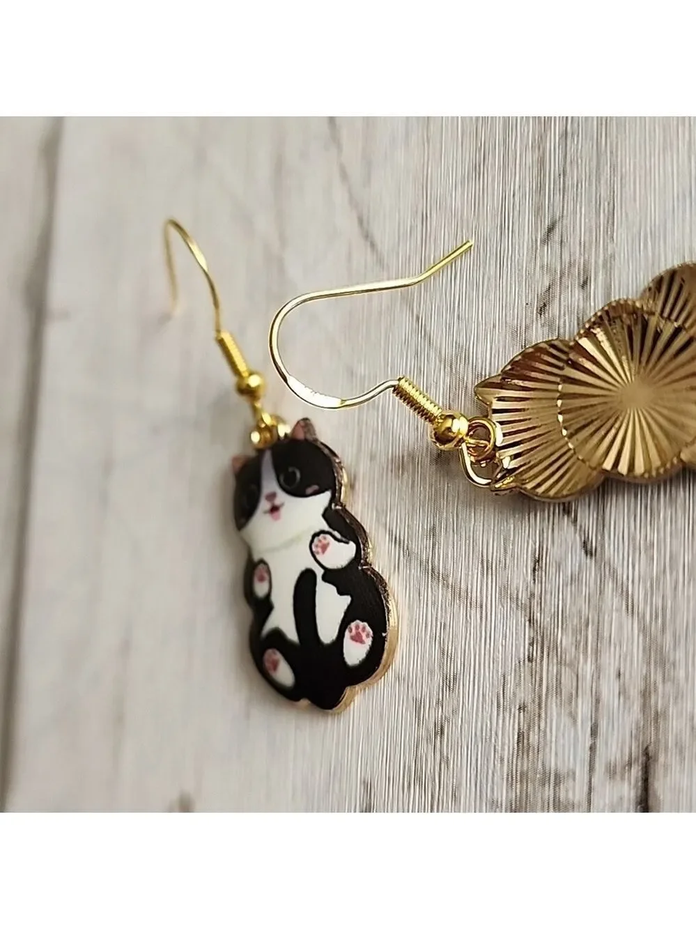 Playful Cat earrings Beautiful Enamel design 925S post EO